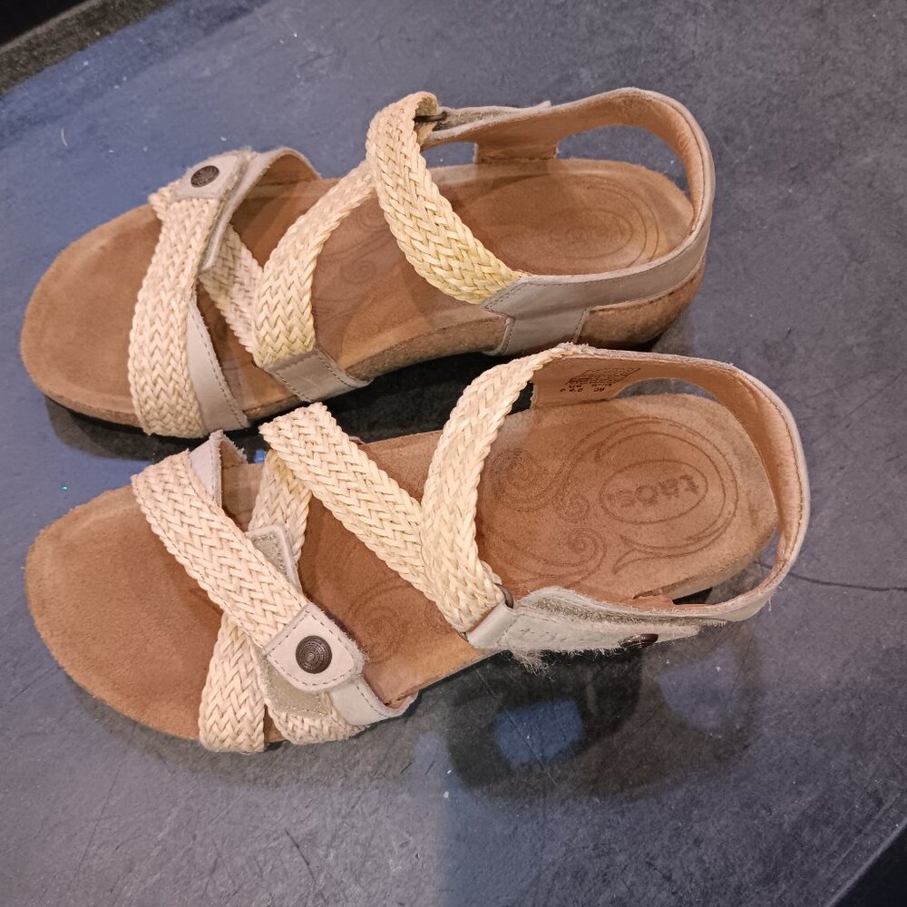 Preowned TAOS Trulie Ladies Sandals Size 6.5 - Picture 2 of 4